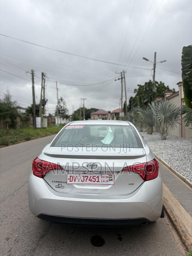 Toyota Corolla SE (1.8L 4cyl 6M) 2018 Silver