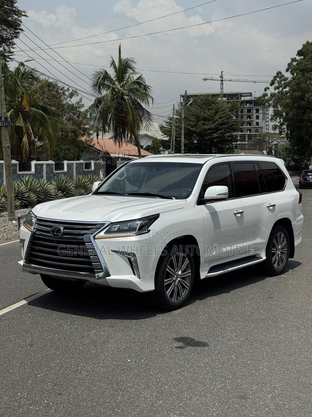 Lexus LX 570 AWD 2017 White