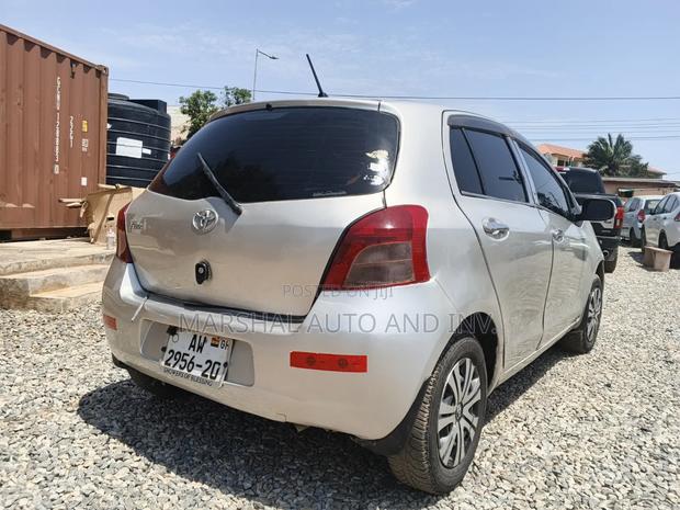 Toyota Vitz 1.0 FWD 5dr 2010 Gray