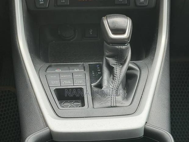 Toyota RAV4 XLE 2021 Silver