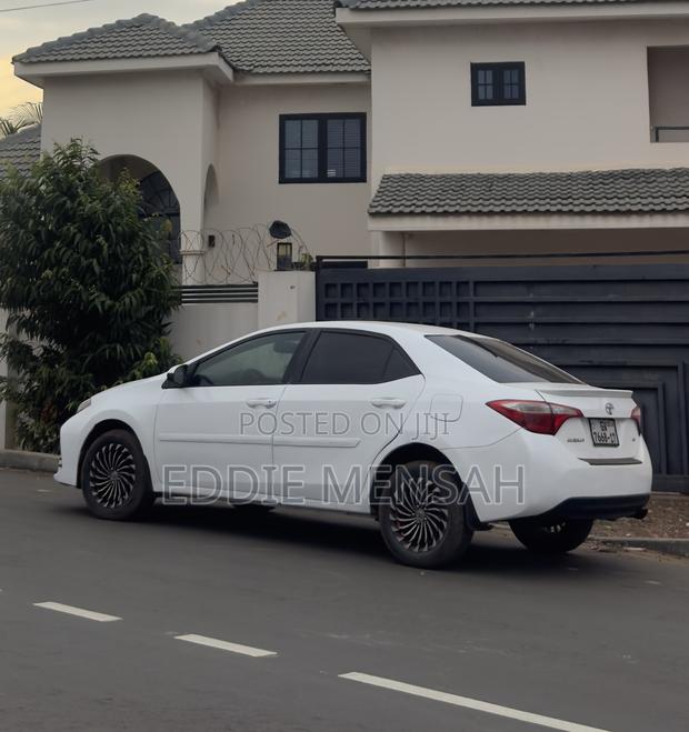 Toyota Corolla LE Eco Premium 4dr Sedan (1.8L 4cyl CVT) 2015 White