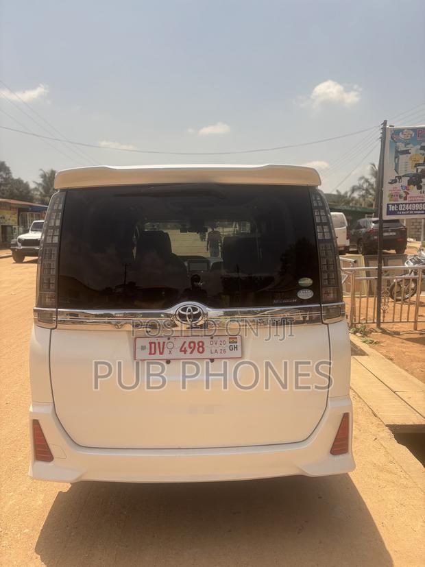 Toyota Voxy 2014 White