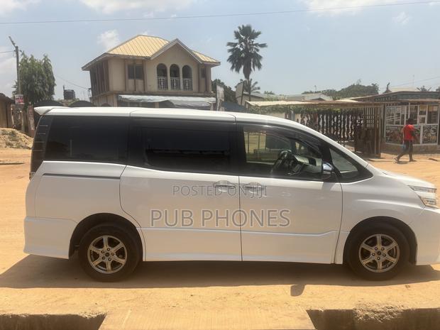 Toyota Voxy 2014 White
