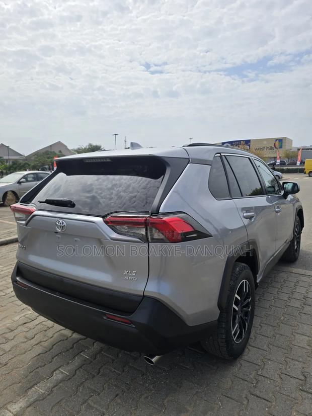Toyota RAV4 XLE AWD 2020 Silver