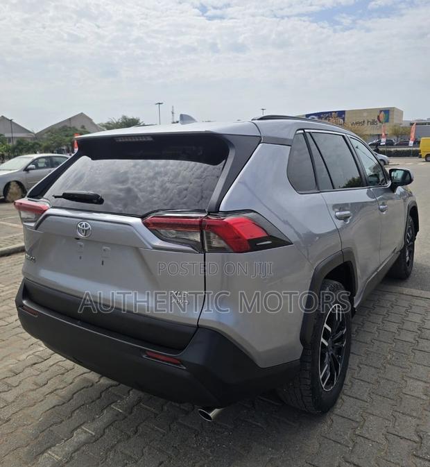 Toyota RAV4 XLE AWD 2020 Silver