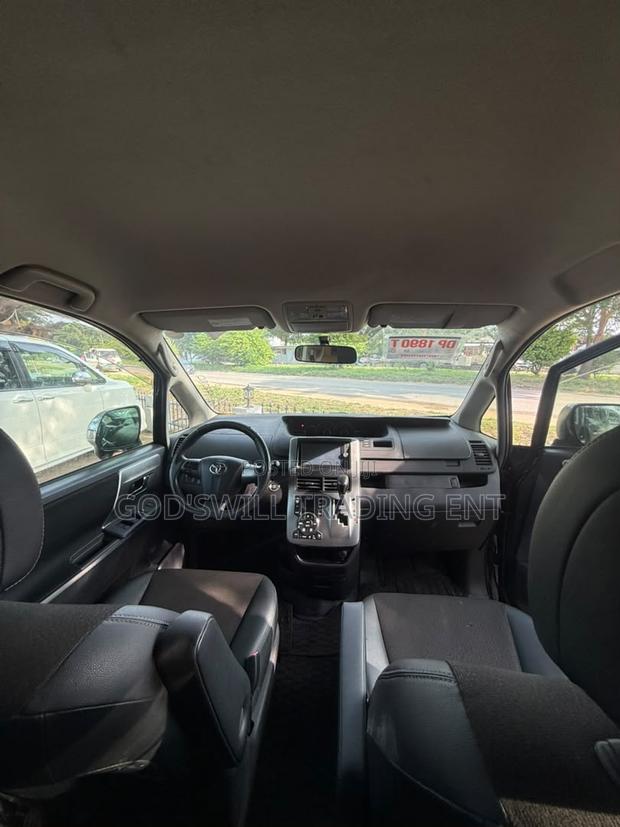 Toyota Voxy V 2WD 7-Seater 2013 White