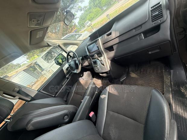 Toyota Voxy V 2WD 7-Seater 2013 White