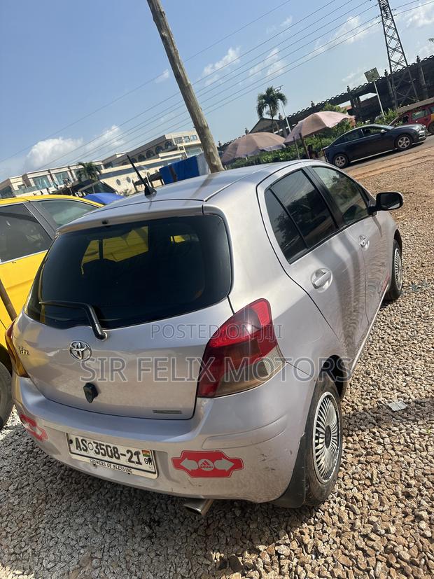 Toyota Vitz 1.3 FWD 5dr 2010 Gray