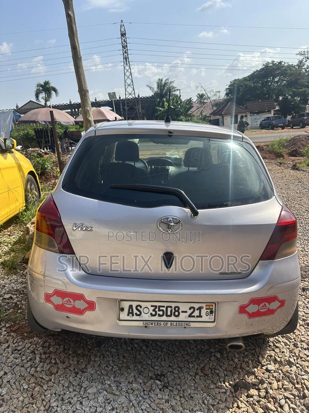 Toyota Vitz 1.3 FWD 5dr 2010 Gray