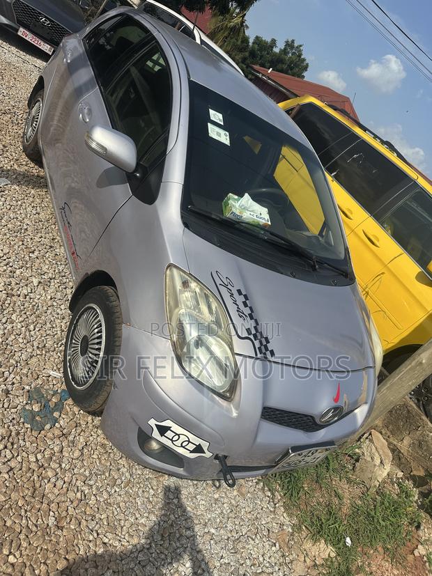 Toyota Vitz 1.3 FWD 5dr 2010 Gray