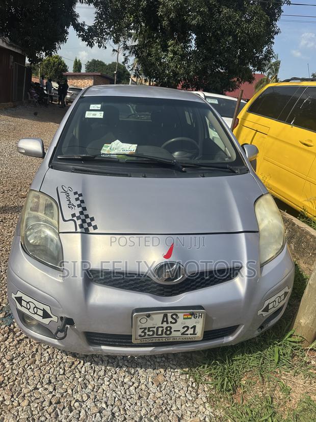Toyota Vitz 1.3 FWD 5dr 2010 Gray