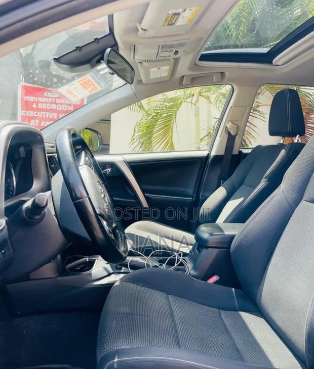 Toyota RAV4 XLE 4dr SUV (2.5L 4cyl 6A) 2018 Gray