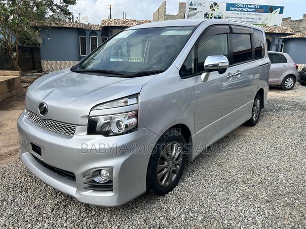 Toyota Voxy V 2WD 8-Seater 2011 Silver
