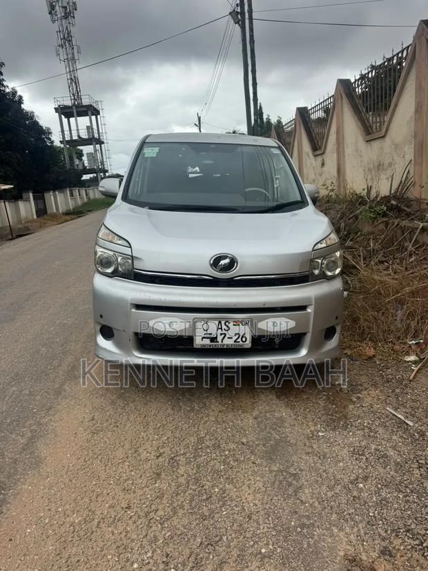 Toyota Voxy V 2WD 8-Seater 2012 Silver