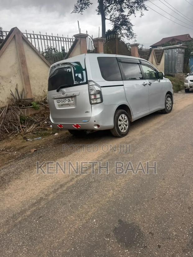 Toyota Voxy V 2WD 8-Seater 2012 Silver
