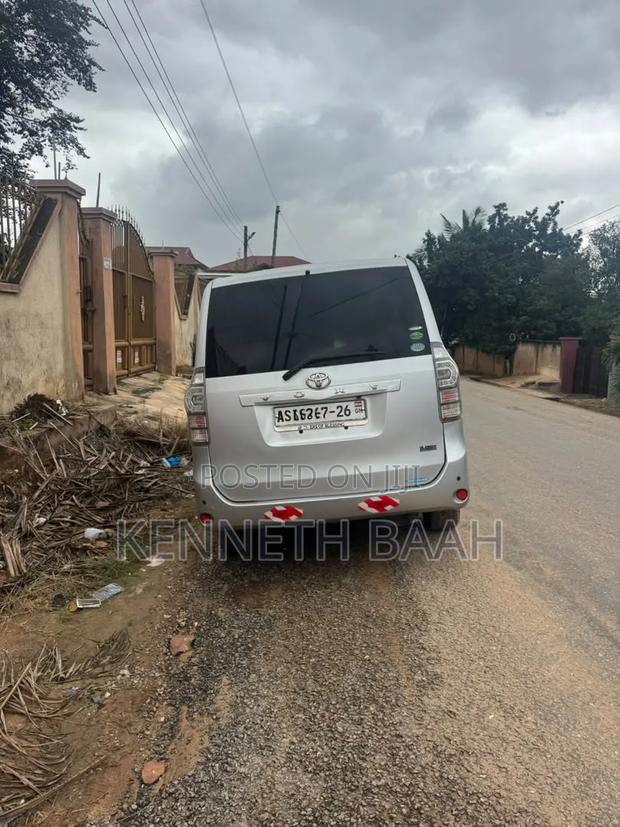 Toyota Voxy V 2WD 8-Seater 2012 Silver