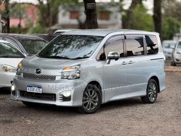 Toyota Voxy V 2WD 8-Seater 2012 Silver
