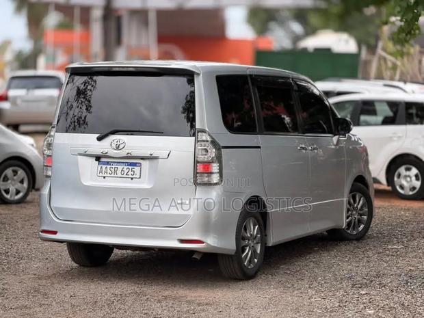 Toyota Voxy V 2WD 8-Seater 2012 Silver