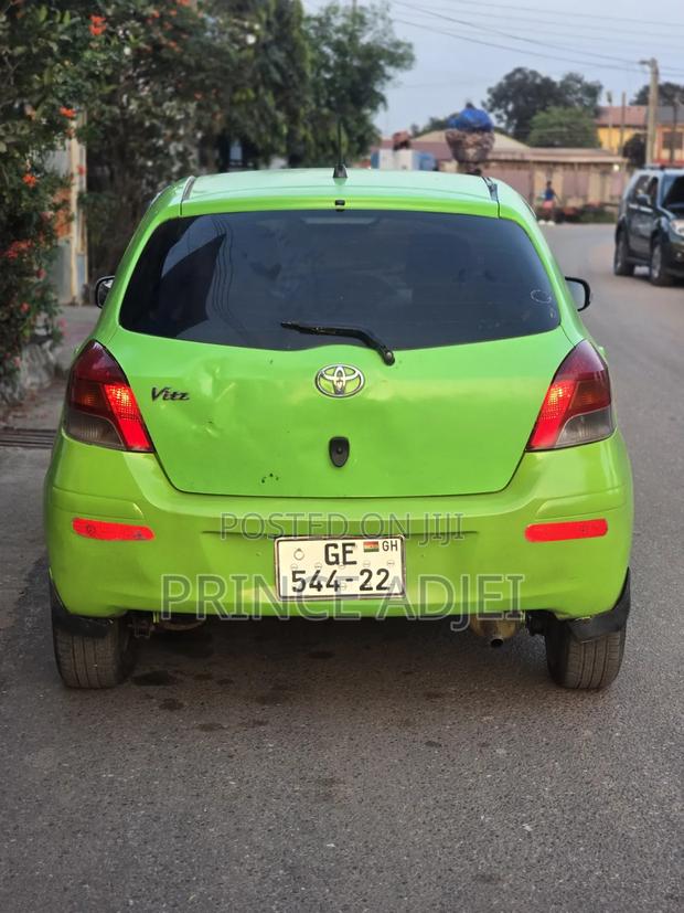 Toyota Vitz 1.0 FWD 5dr 2010 Green