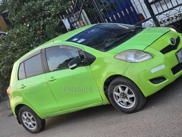 Toyota Vitz 1.0 FWD 5dr 2010 Green