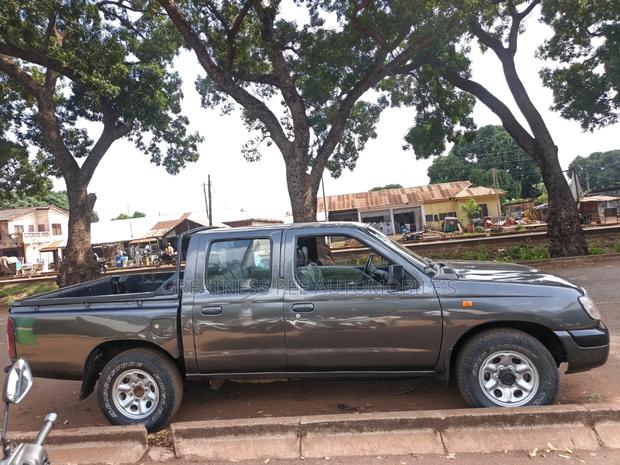 Nissan Hardbody 2003 Gray