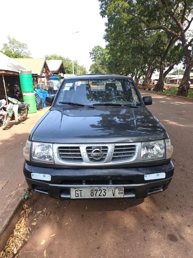 Nissan Hardbody 2003 Gray