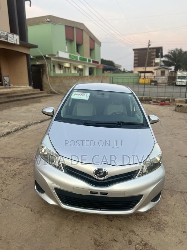 Toyota Vitz 1.3 FWD 5dr 2013 Silver