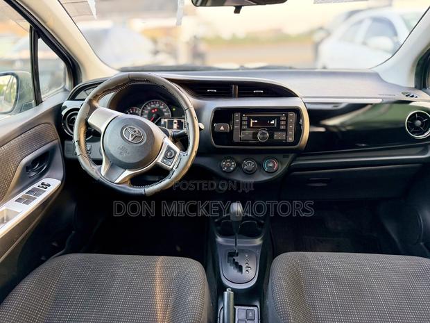Toyota Vitz 1.3 FWD 5dr 2015 Silver