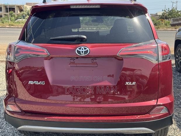 Toyota RAV4 XLE 4dr SUV AWD (2.5L 4cyl 6A) 2018 Red