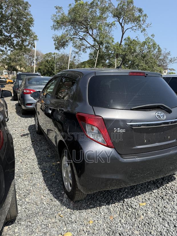 Toyota Vitz 1.3 FWD 5dr 2013 Brown