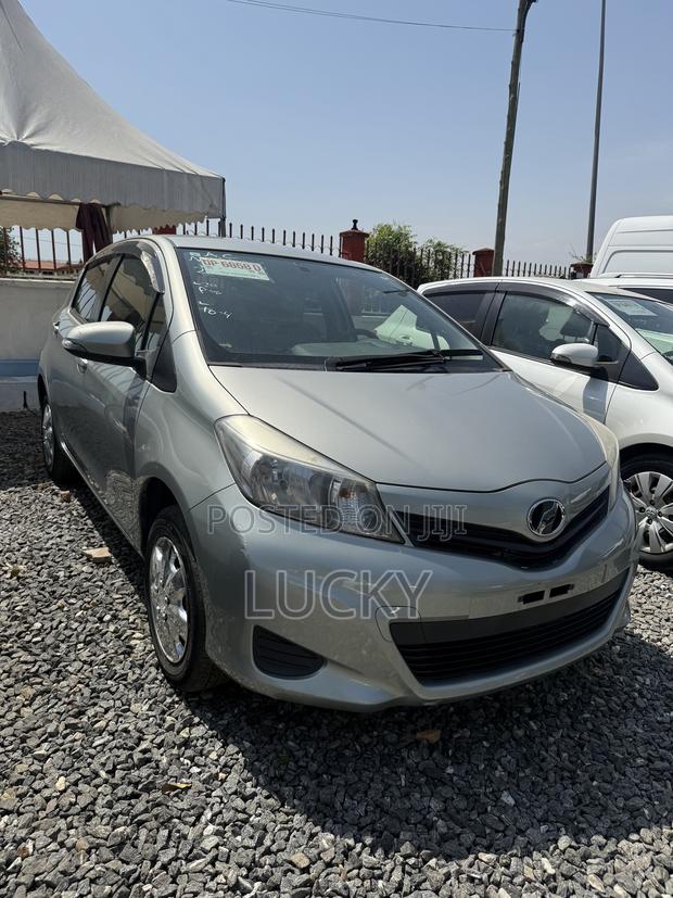 Toyota Vitz 1.3 FWD 5dr 2013 Green