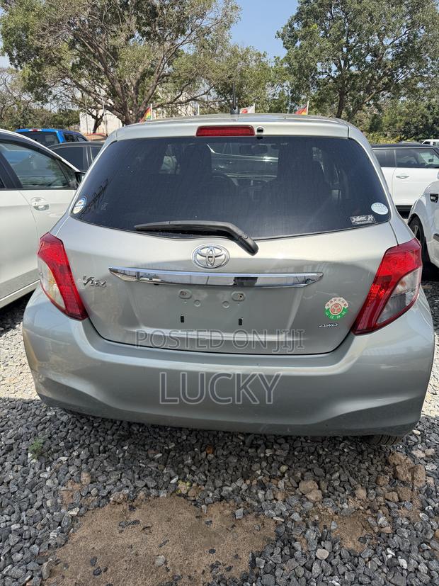 Toyota Vitz 1.3 FWD 5dr 2013 Green