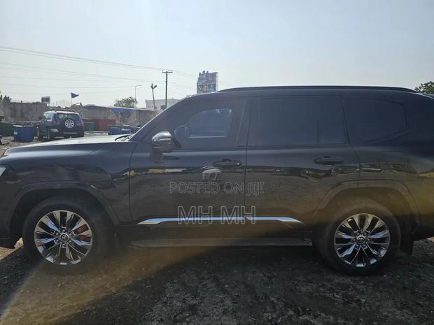 Toyota Land Cruiser LC300 2023 Black