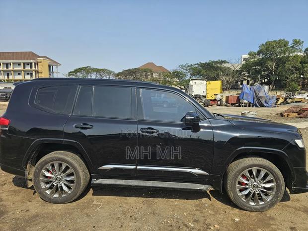 Toyota Land Cruiser LC300 2023 Black