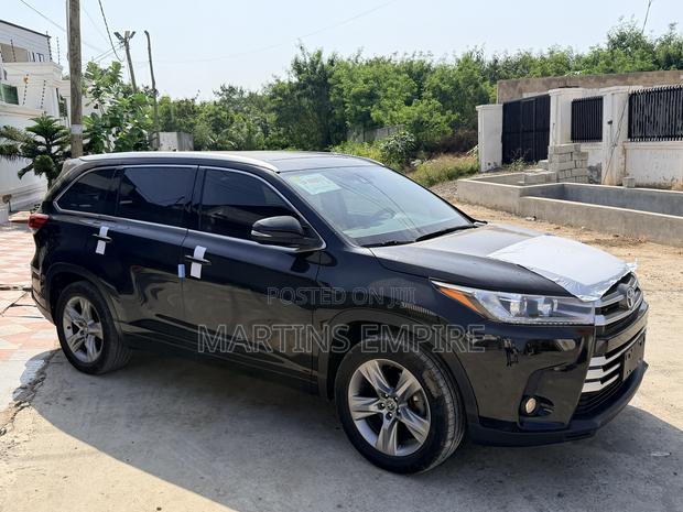 Toyota Highlander XLE 4x4 V6 (3.5L 6cyl 8A) 2018 Black