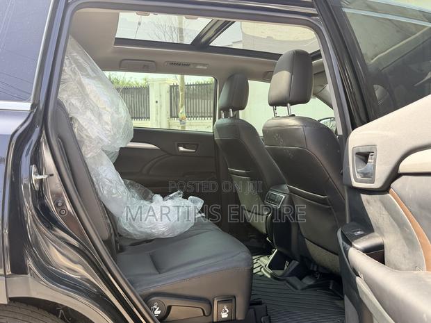 Toyota Highlander XLE 4x4 V6 (3.5L 6cyl 8A) 2018 Black