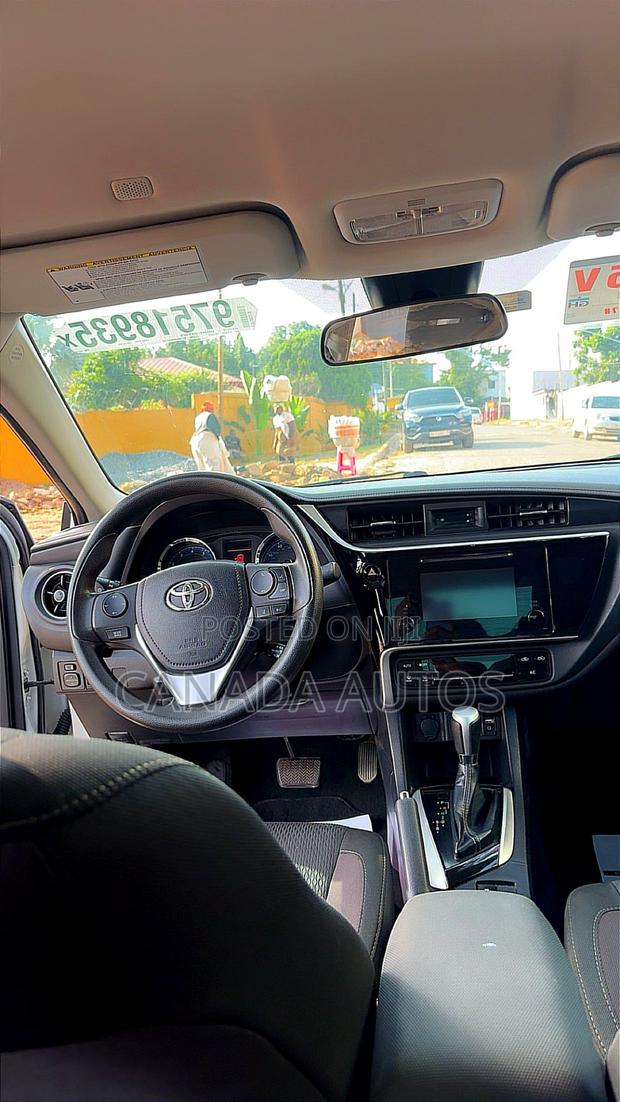 Toyota Corolla LE (1.8L 4cyl 2A) 2018 White