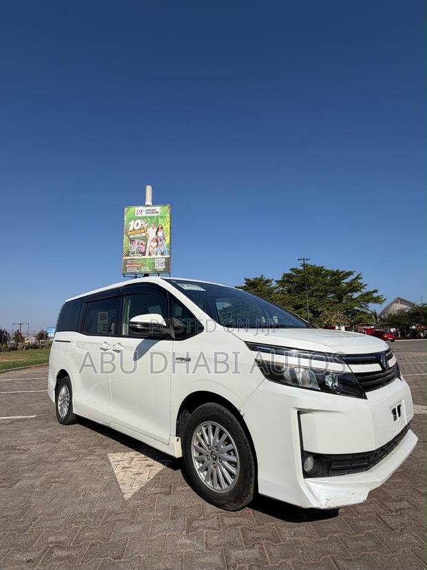 Toyota Voxy Hybrid V 2WD 7-Seater 2015 White