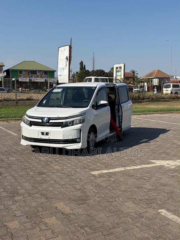 Toyota Voxy Hybrid V 2WD 7-Seater 2015 White