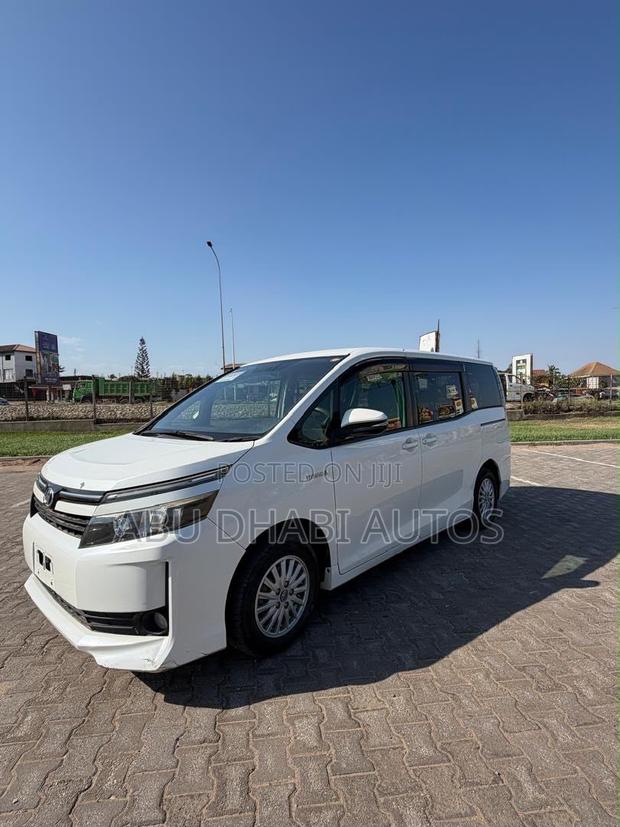 Toyota Voxy Hybrid V 2WD 7-Seater 2015 White