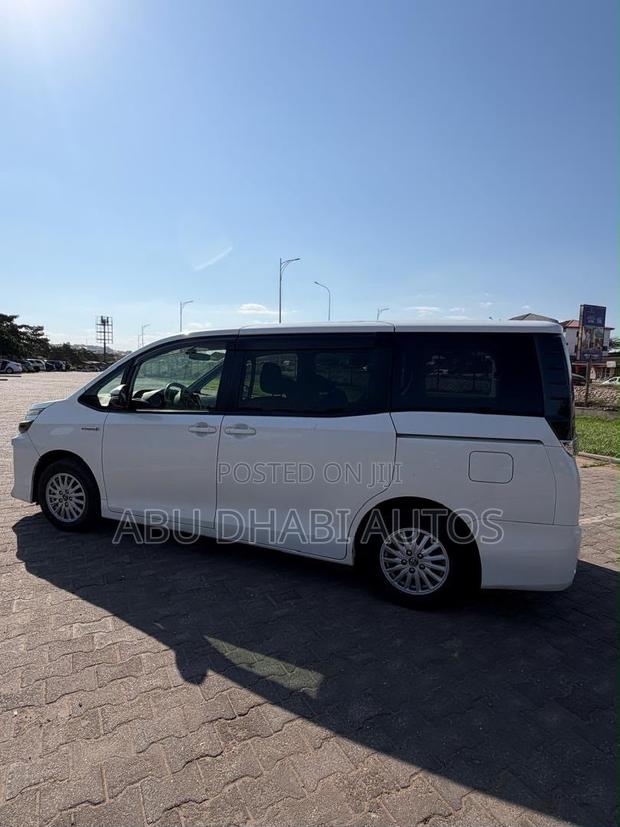 Toyota Voxy Hybrid V 2WD 7-Seater 2015 White