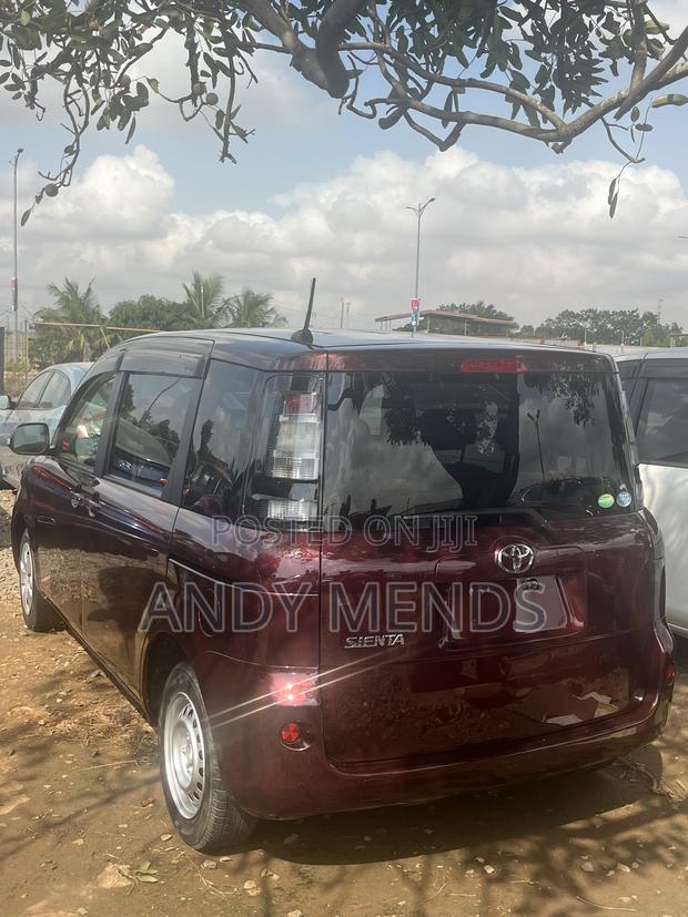 Toyota Sienta 2011 Burgundy