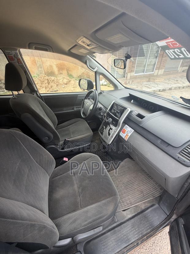 Toyota Voxy V 2WD 8-Seater 2012