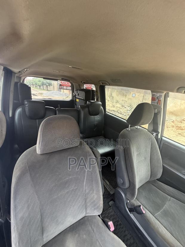 Toyota Voxy V 2WD 8-Seater 2012