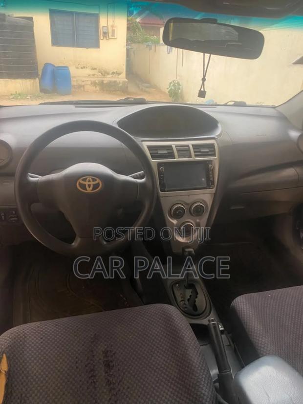Toyota Yaris Base Sedan 4dr 2010 Blue