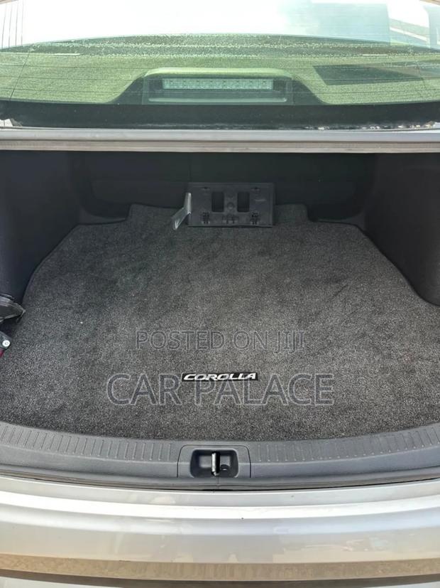 Toyota Corolla LE 2021 Silver