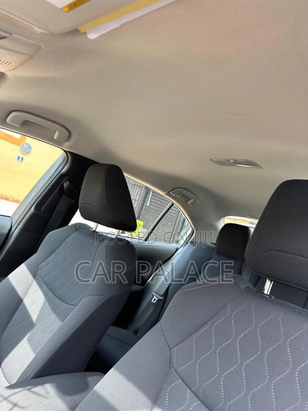 Toyota Corolla LE 2021 Silver