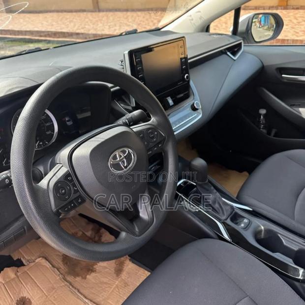 Toyota Corolla LE 2021 Silver
