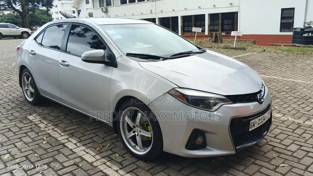 Toyota Corolla LE ECO Premium (1.8L 4cyl CVT) 2016 Silver