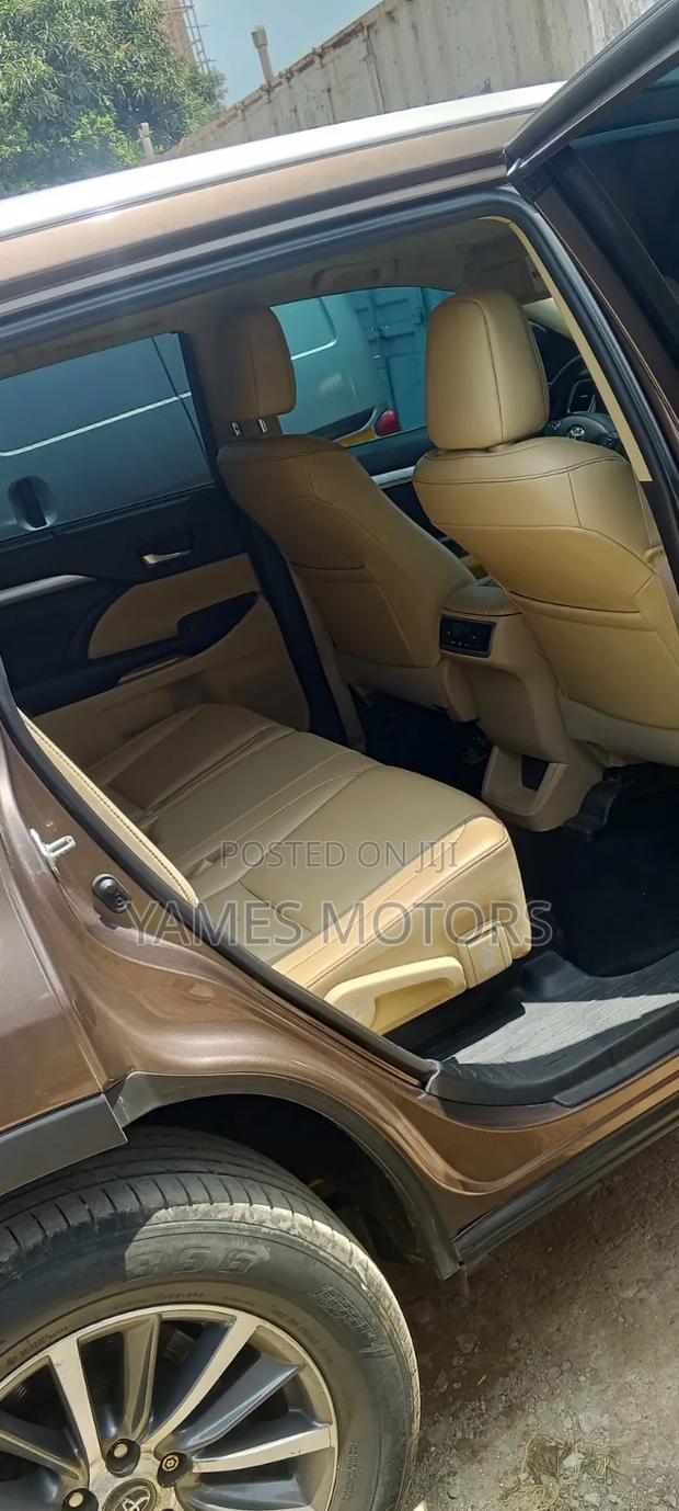 Toyota Highlander XLE 2019 Brown